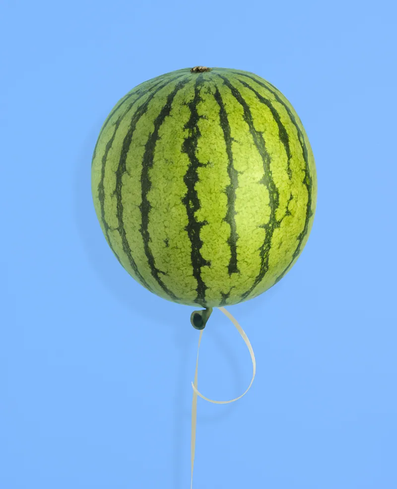 Anguria legata a un nastro come un palloncino su fondale azzurro
