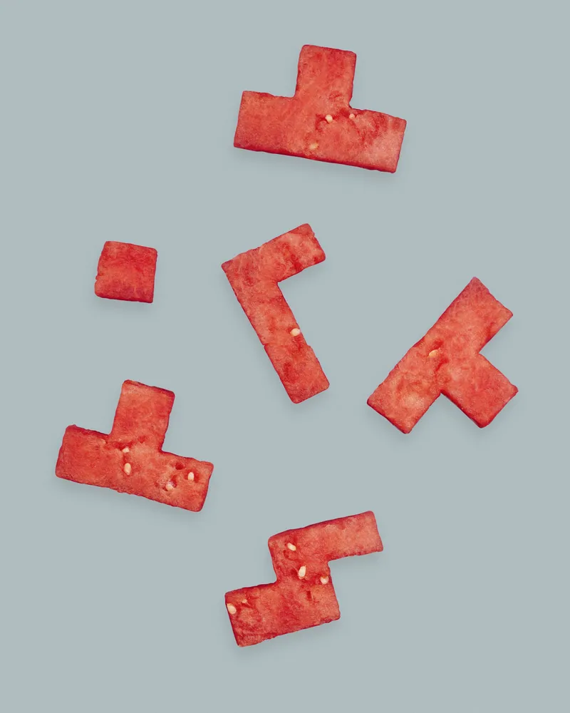 Pezzi di anguria tagliati come i blocchi di Tetris