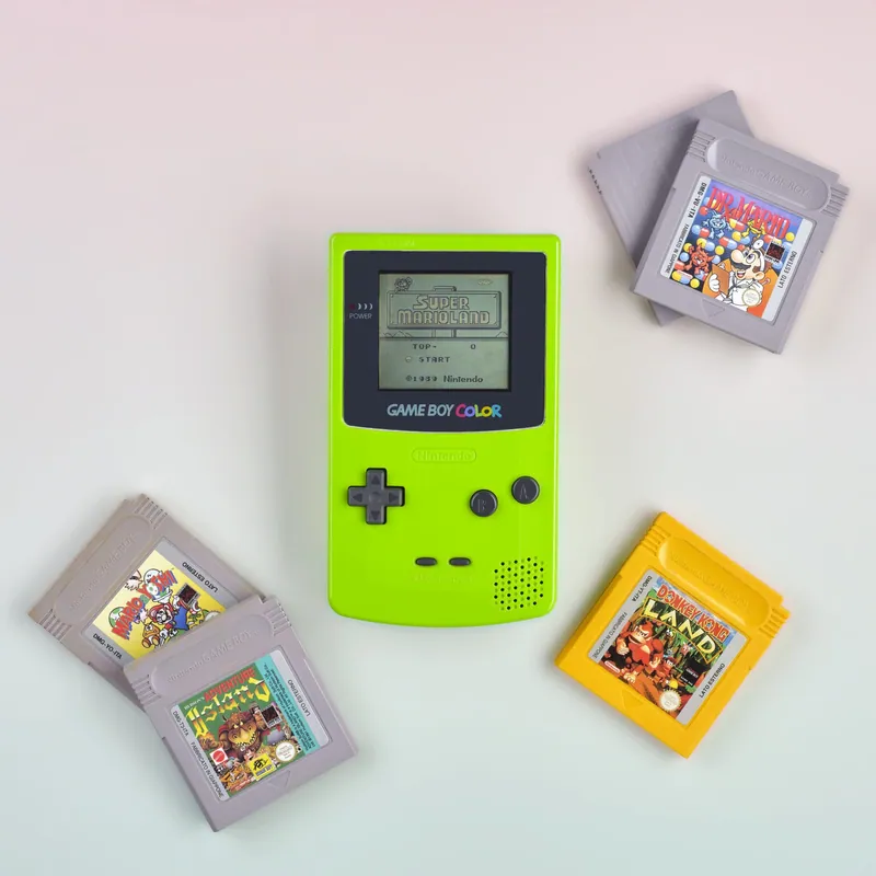 Game Boy Color con cartucce di gioco, vista dall’alto