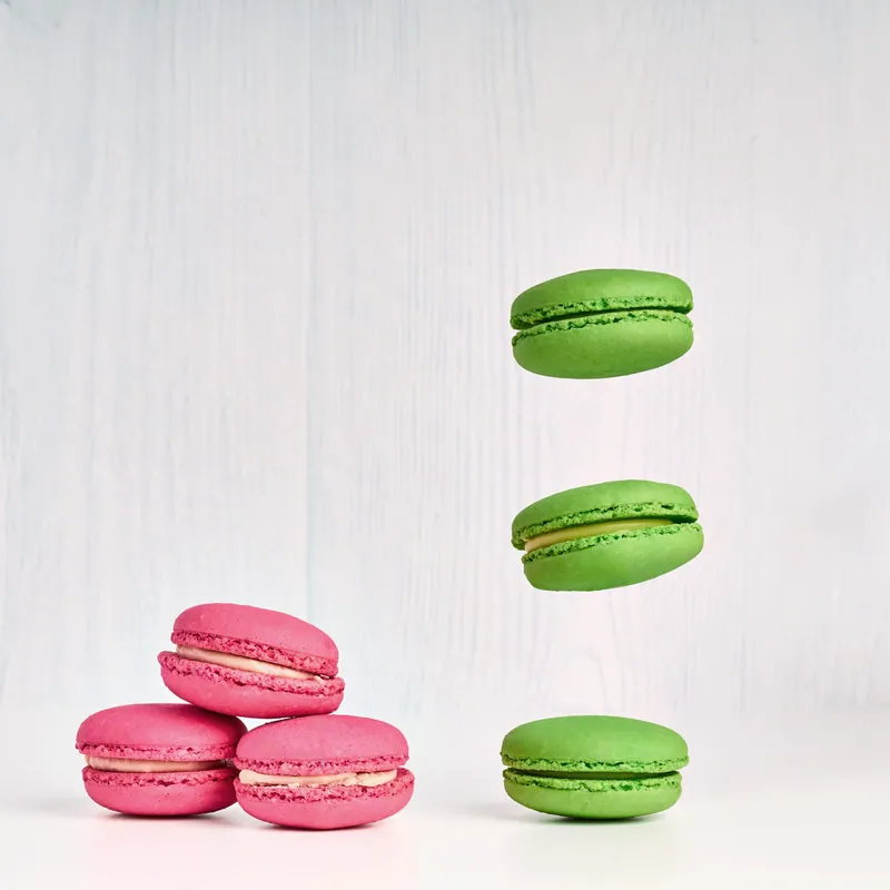 Macaron rosa impilati e macaron verdi sospesi