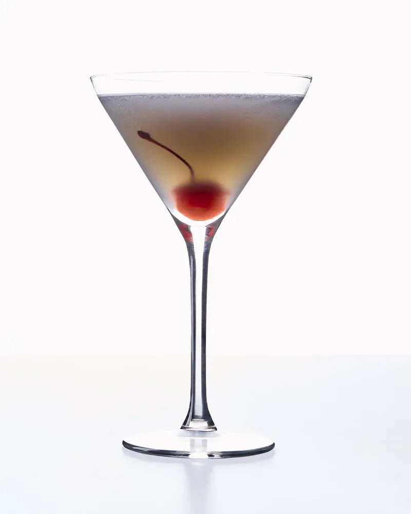 Coppa Martini con ciliegia su fondo bianco
