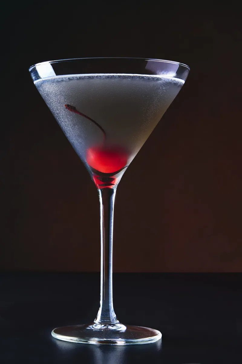 Coppa Martini con ciliegia su fondo scuro