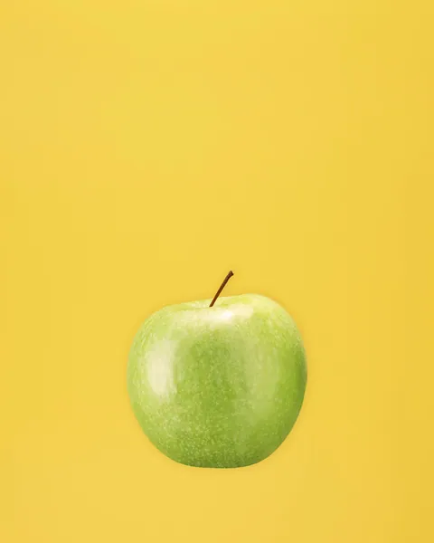 Mela verde su fondale giallo, still life