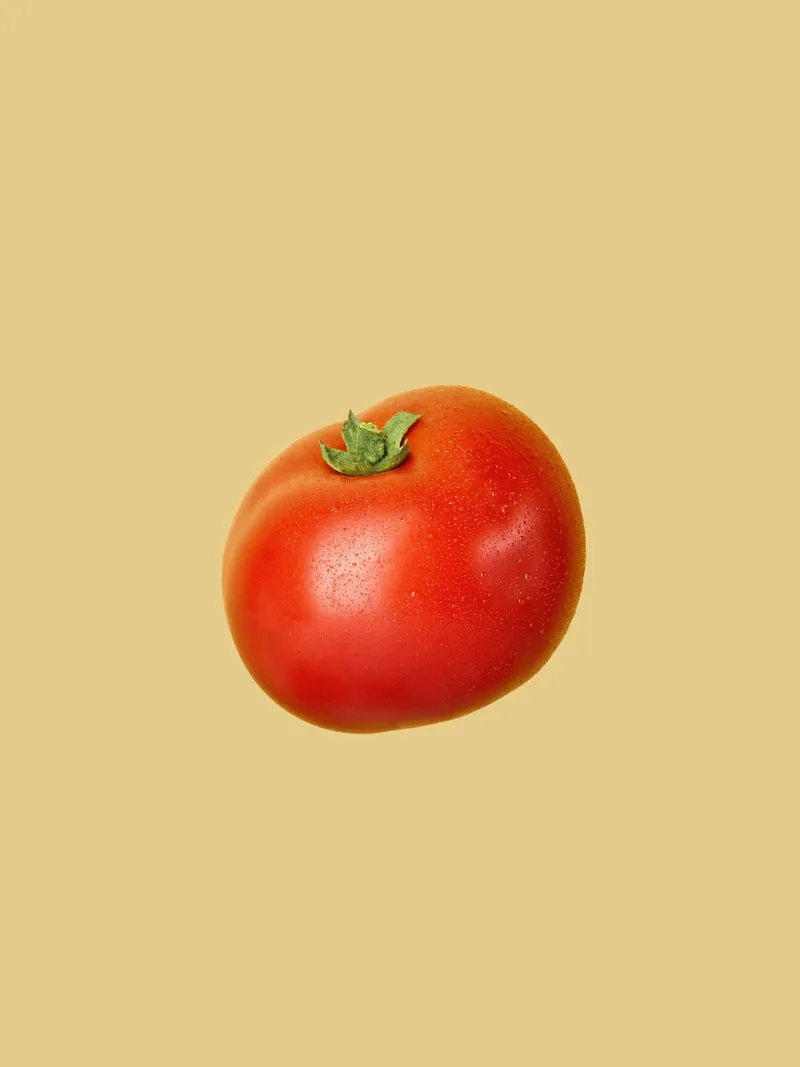 Pomodoro rosso su fondale ocra