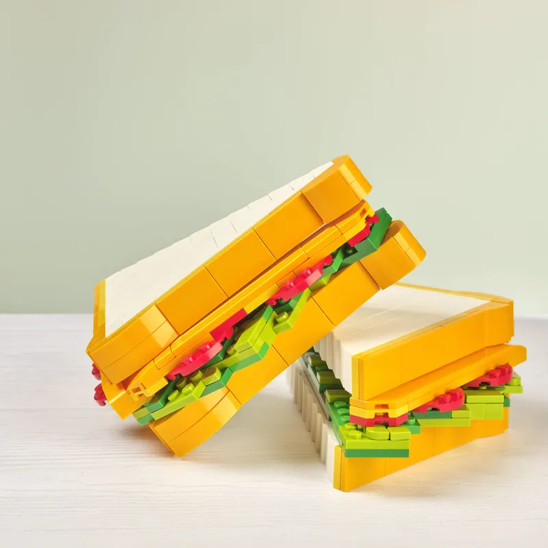 Sandwich costruito con mattoncini LEGO su fondo chiaro