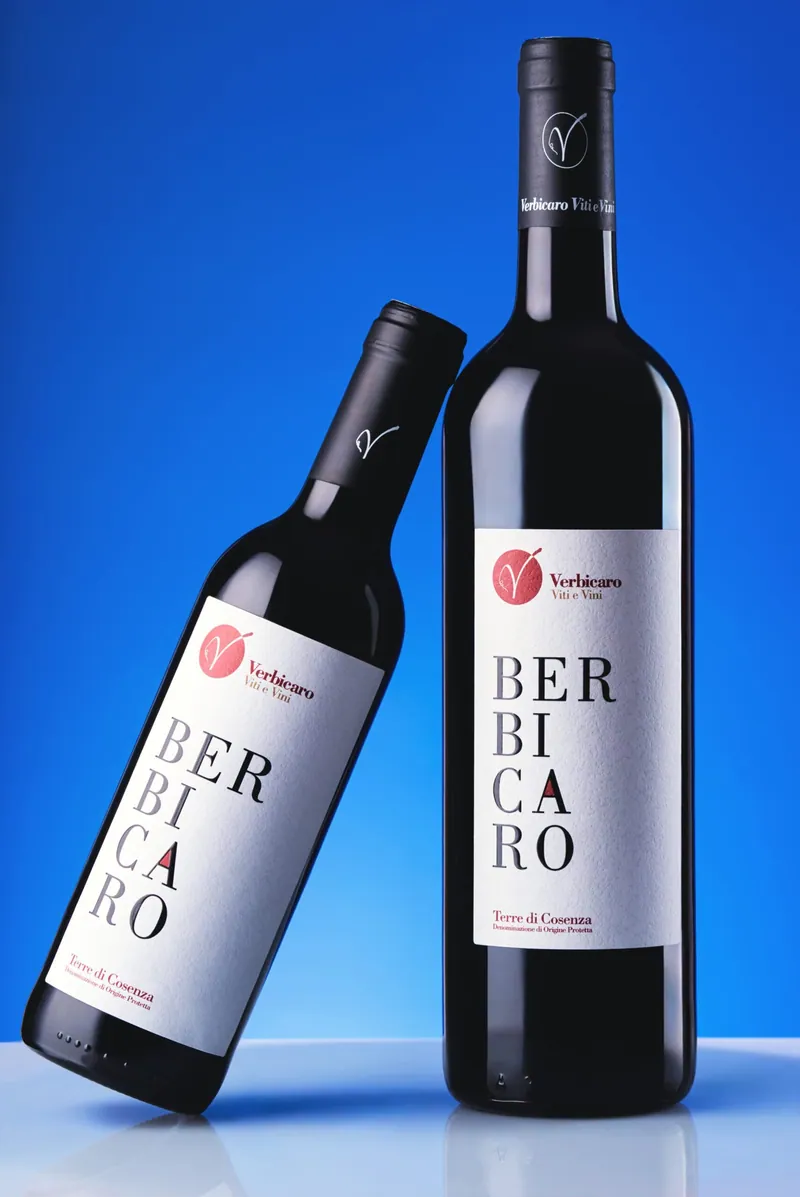 Due bottiglie di vino Berbicaro su fondale blu