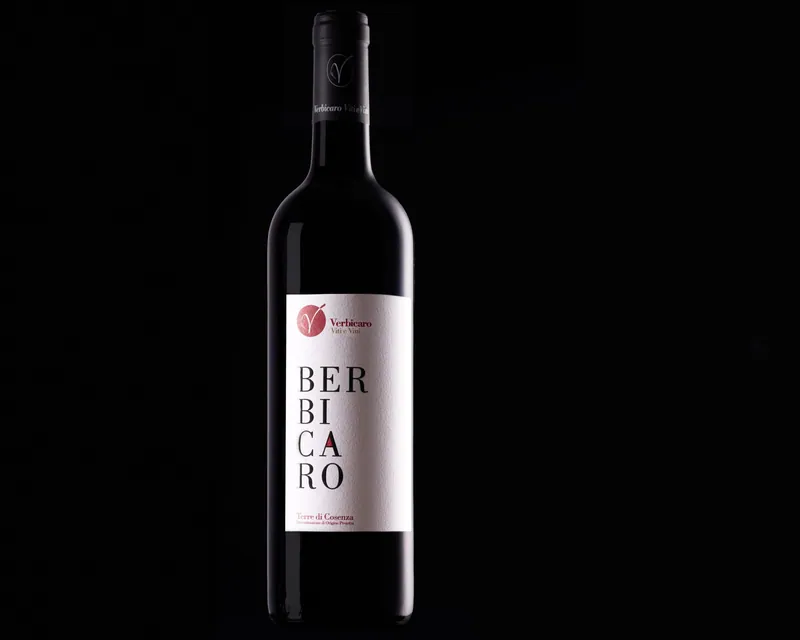 Bottiglia di vino rosso Berbicaro su fondo nero