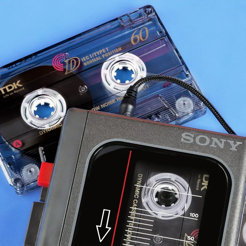 Dettaglio di walkman Sony con cassetta TDK su fondale azzurro